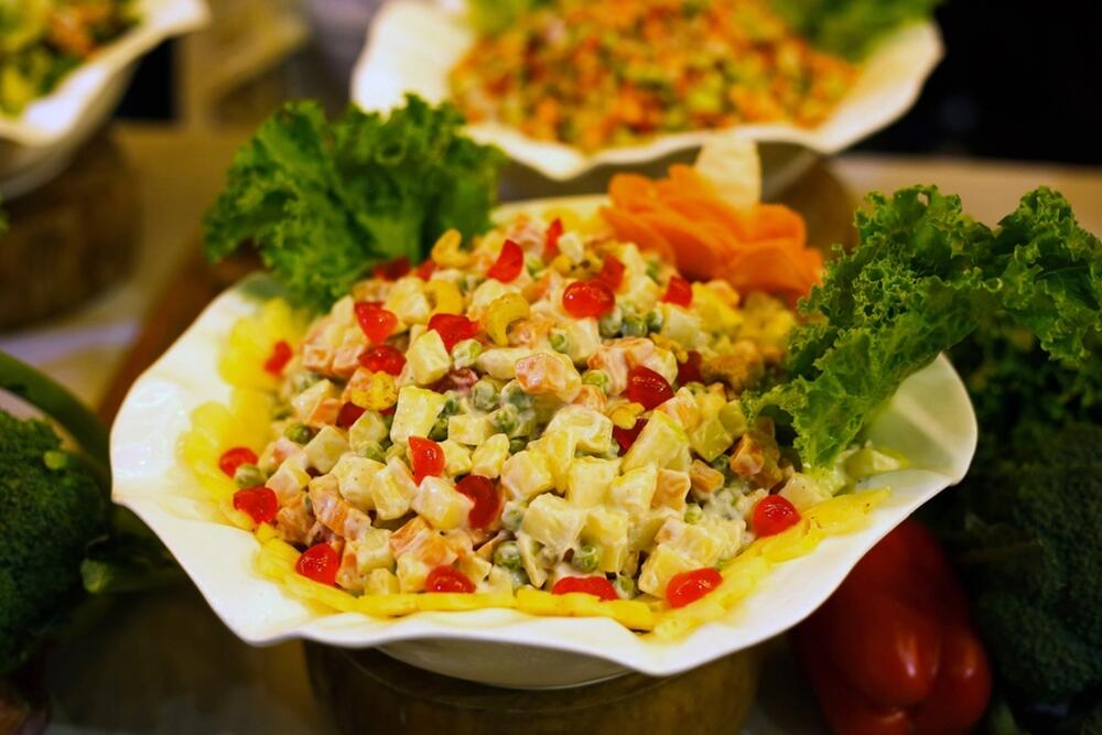 VERSAJSKA SALATA JE MODERNA VERZIJA RUSKE SALATE 