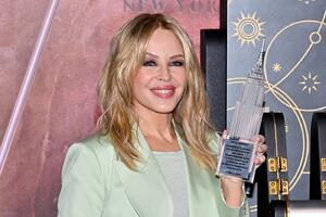 Ima 57 godina, ali ne i bore da to dokaže: Kajli Minog se neguje prilično jednostavno, a glavni savetnik joj je &ndash; mama