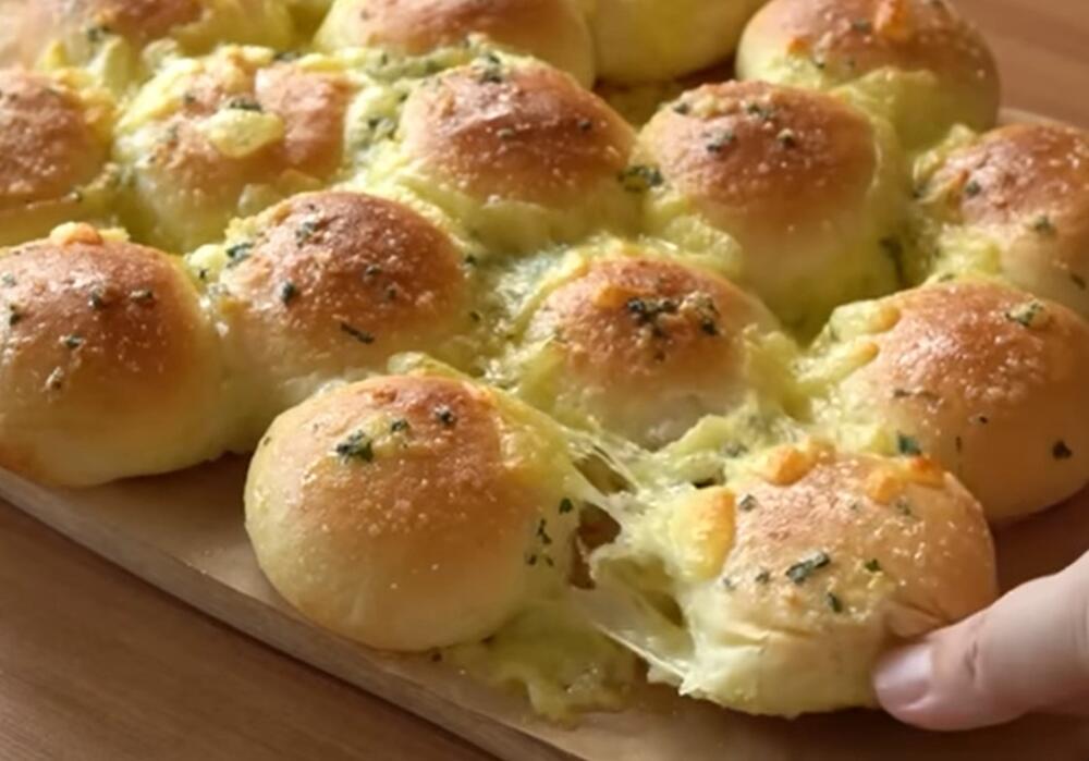 Domaće pogačice s biljem, sirom i belim lukom