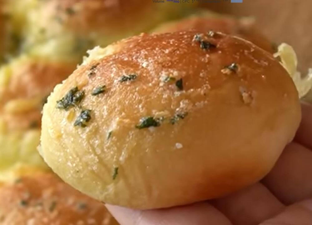 Mekana domaća pogačica sa sirom i belim lukom