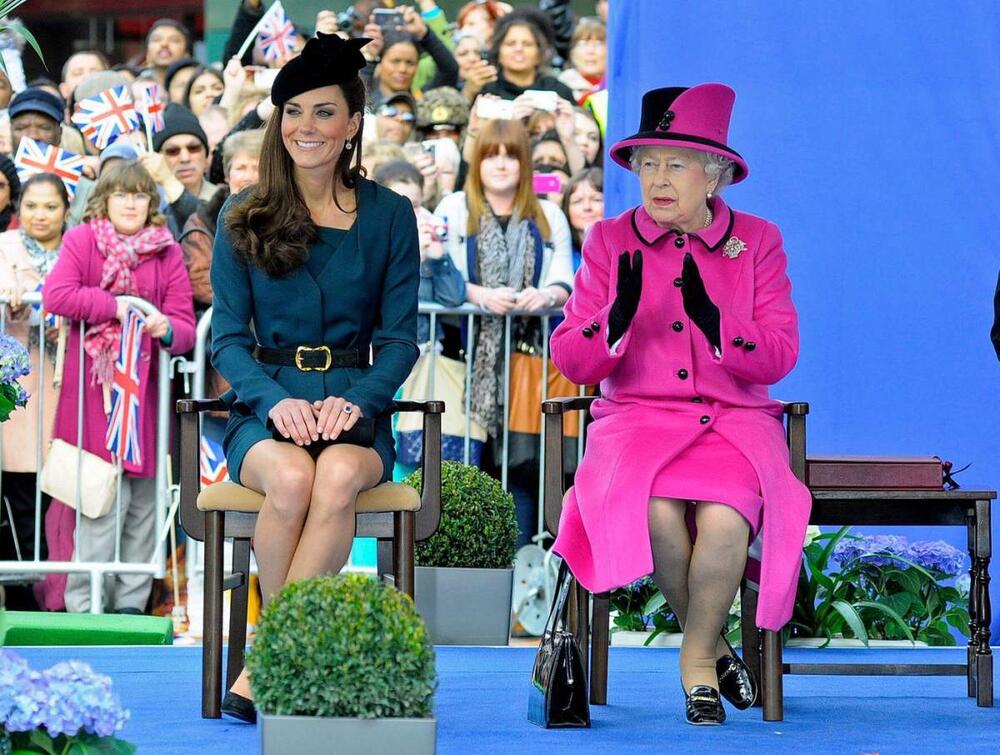 Kejt Midlton i kraljica Elizabeta II