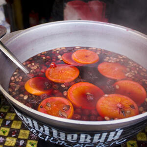 Kuvano vino kao sa novogodišnjeg vašara: Za šmek koji mami da popijete čašu više treba da dodate dva sastojka