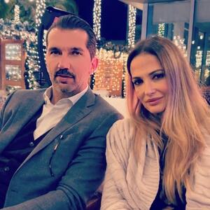 Raskošna i moderna jelka stigla je iz najlepšeg sna: Novogodišnja bajka u domu Peđe Stojakovića i Kamile osvaja na prvu