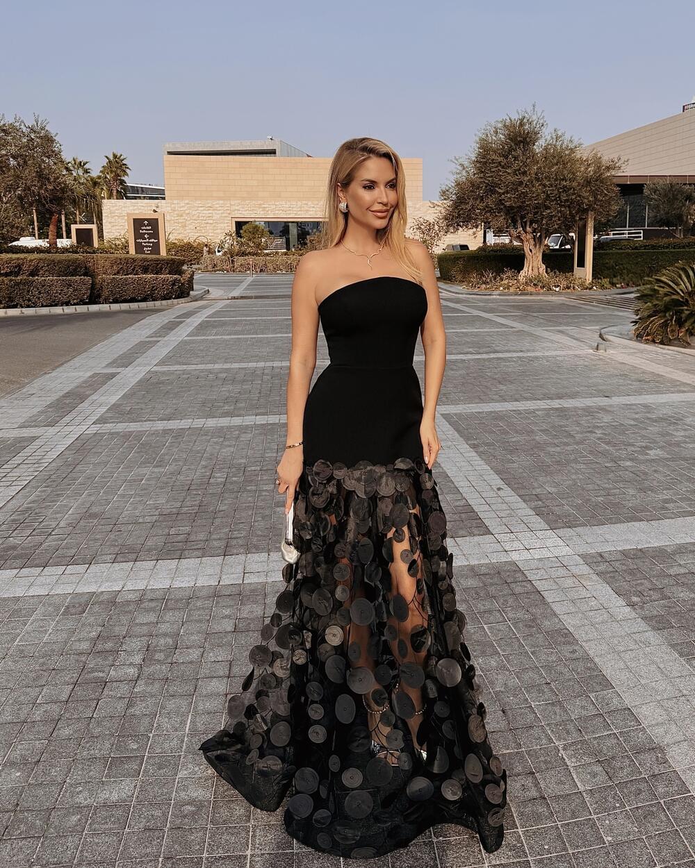 <p>Prava ženstvenost je u balansu i samopouzdanju, a ne u preterivanju, poručuje poznata kreatorka.</p>