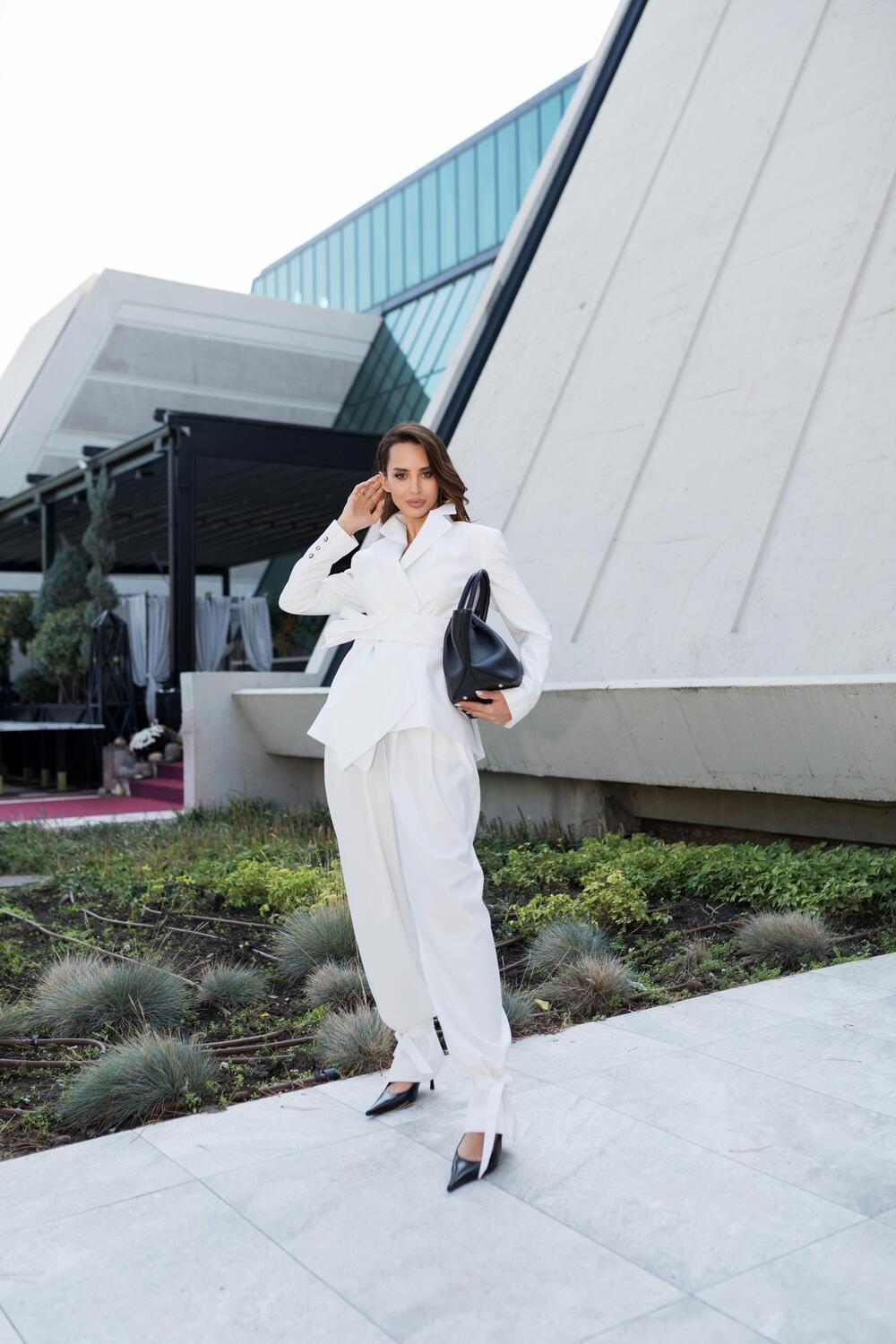 <p>Prava ženstvenost je u balansu i samopouzdanju, a ne u preterivanju, poručuje poznata kreatorka.</p>