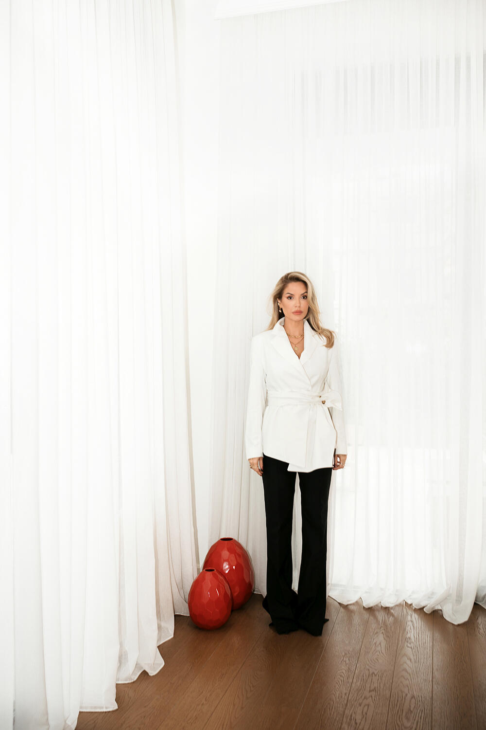 <p>Prava ženstvenost je u balansu i samopouzdanju, a ne u preterivanju, poručuje poznata kreatorka.</p>