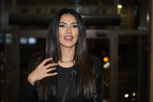 Novogodišnja bajka u luksuznom domu Tanje Savić: Beli, srebrni & crveni ukrasi na jelci do plafona za prazničnu magiju