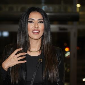 Novogodišnja bajka u luksuznom domu Tanje Savić: Beli, srebrni & crveni ukrasi na jelci do plafona za prazničnu magiju