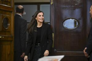 Daleko od elegancije, a opet PUN POGODAK: Kraljica Leticija i njene ćerke iznenadile stajlinzima za pozorište