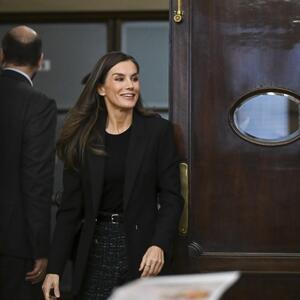 Daleko od elegancije, a opet PUN POGODAK: Kraljica Leticija i njene ćerke iznenadile stajlinzima za pozorište