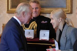 Zvanično najlepša žena 2025. ne krije svoje tajne: Ovih 5 koraka je njenu kožu pretvorilo u nešto najbliže savršenstvu