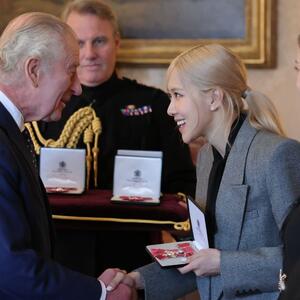 Zvanično najlepša žena 2025. ne krije svoje tajne: Ovih 5 koraka je njenu kožu pretvorilo u nešto najbliže savršenstvu