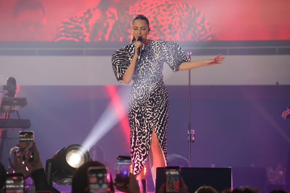 Aleksandra Prijović u Schiaparelli haljini u Zagrebu