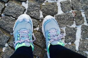 Kako da vam se patike i čizme ne klizaju po ledu? 7 trikova zbog kojih ćete u njima hodati kao po suvom