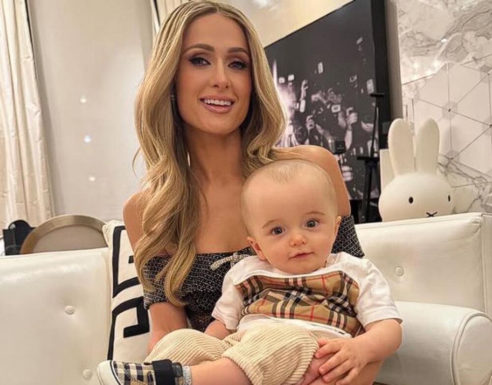 Paris Hilton s bebom Feniksom