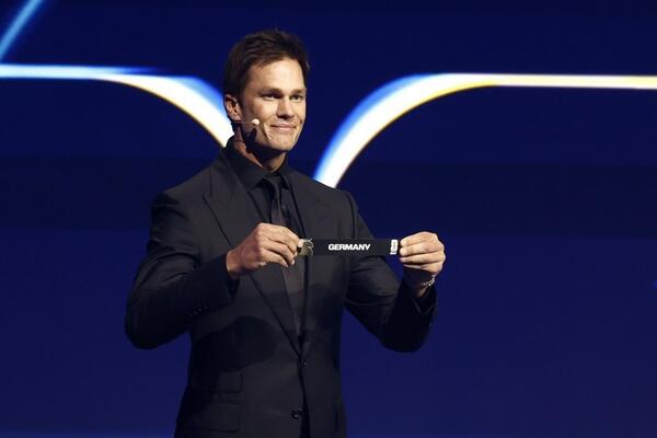 Dočekali su zajedno Novu godinu: Nova devojka Toma Brejdija je 23 godine mlađa od njega