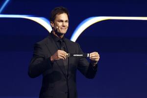 Dočekali su zajedno Novu godinu: Nova devojka Toma Brejdija je 23 godine mlađa od njega