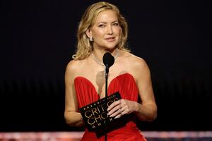 Atraktivna & dramatična mini-haljina u boji strasti: Modno izdanje Kejt Hadson hipnotisalo je ceo Holivud