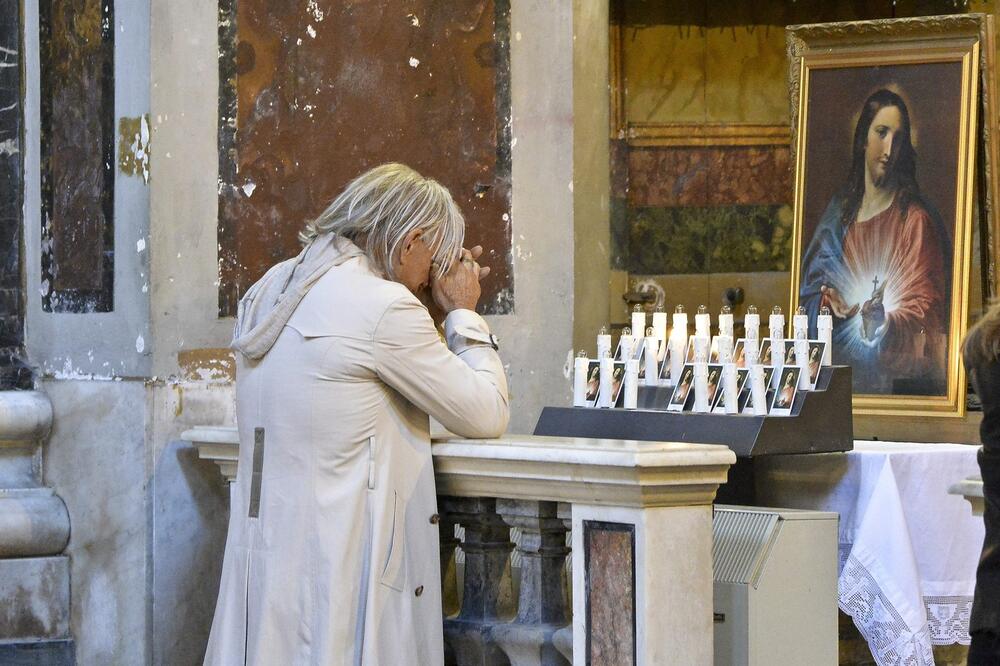 Miki Rurk tokom molitve u Rimu