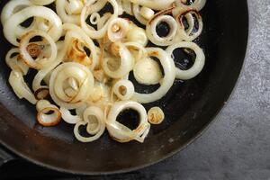 Kako izdinstati luk za prebranac tako da ne smrdi ceo komšiluk? 5 trikova iz restorana za slađi ukus i lepši miris