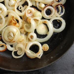 Kako izdinstati luk za prebranac tako da ne smrdi ceo komšiluk? 5 trikova iz restorana za slađi ukus i lepši miris