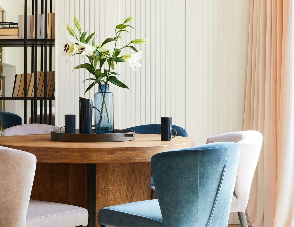 Mala trpezarija sa stolićem i elegantnim stolicama za ručavanje