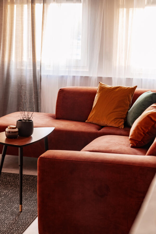 Tapacirani nameštaj i jastučići će biti kao novi za 60 sekundi: Sredstvo od 3 sastojka koje čisti prljavštinu kao rukom