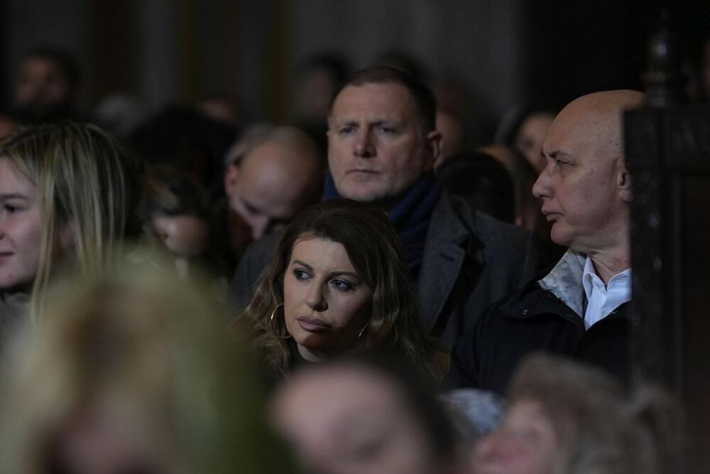 Poznate ličnosti su primećene u  Hramu Sv. Save na ponoćnoj božićnoj liturgiji