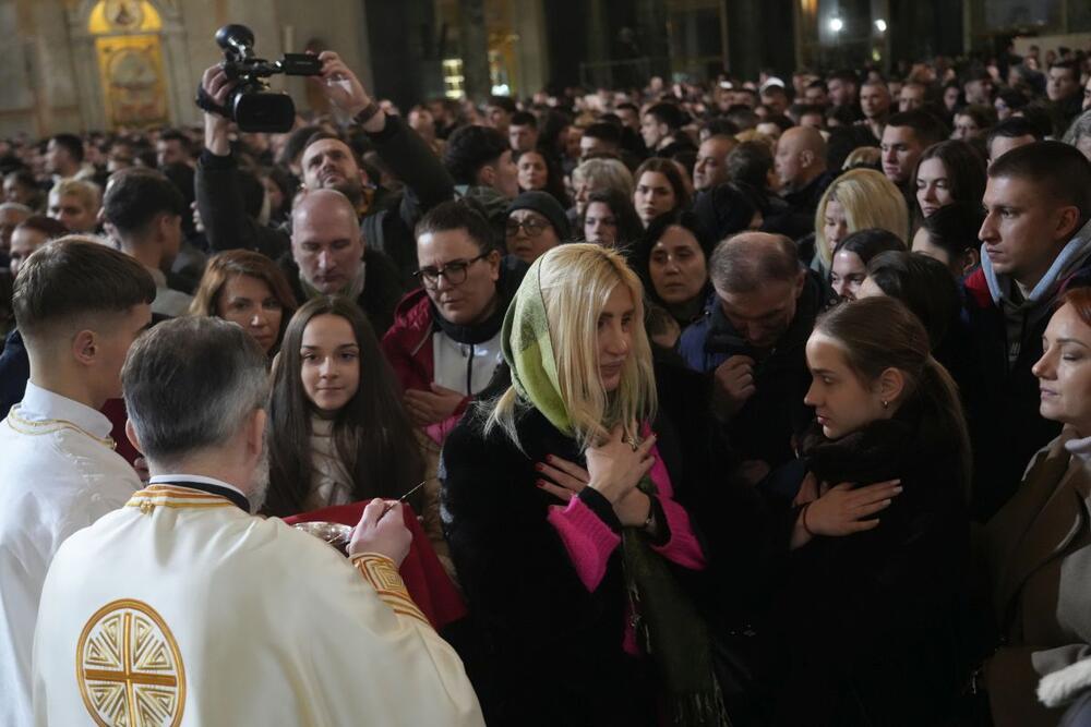 Poznate ličnosti su primećene u  Hramu Sv. Save na ponoćnoj božićnoj liturgiji