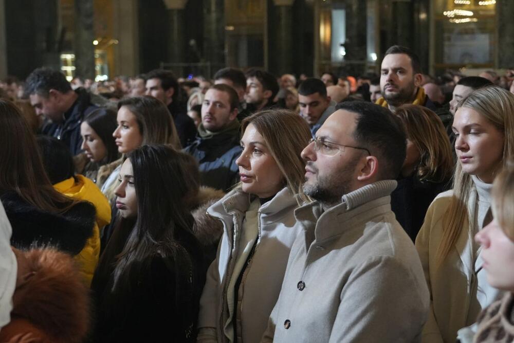 Poznate ličnosti su primećene u  Hramu Sv. Save na ponoćnoj božićnoj liturgiji