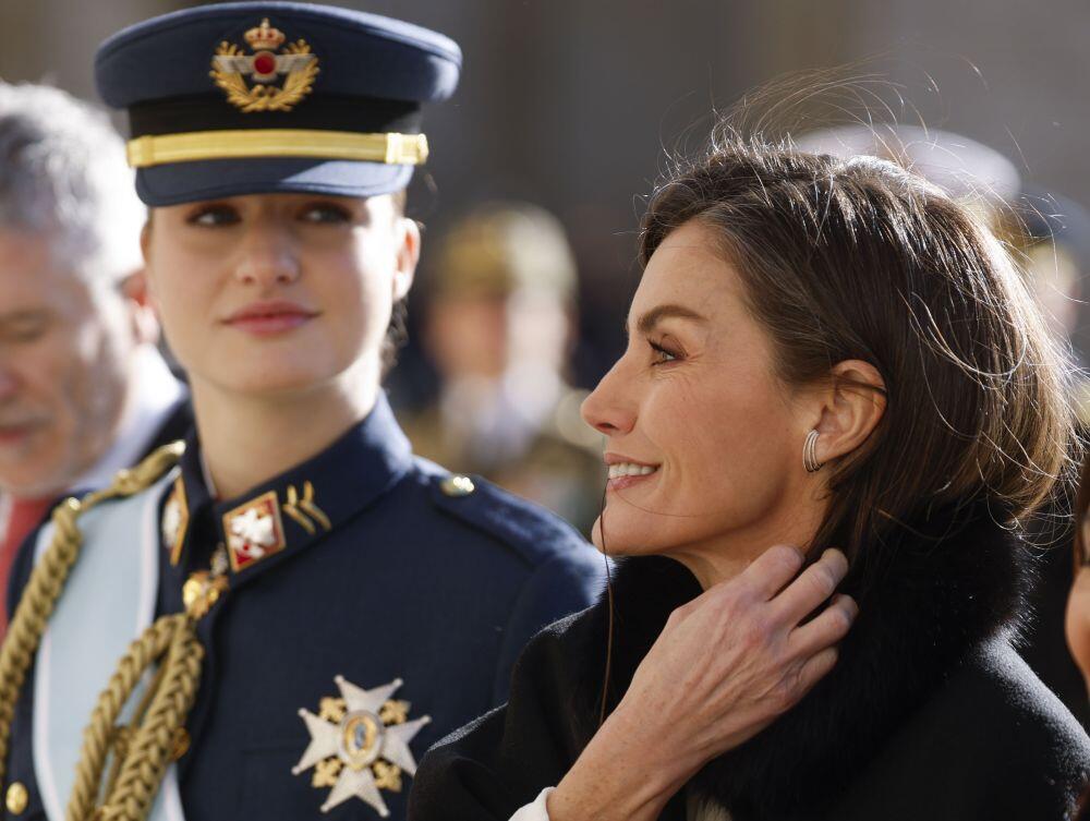 Princeza Leonor od Asturije i kraljica Leticija na vojnoj paradi u Kraljevskoj palati u Madridu