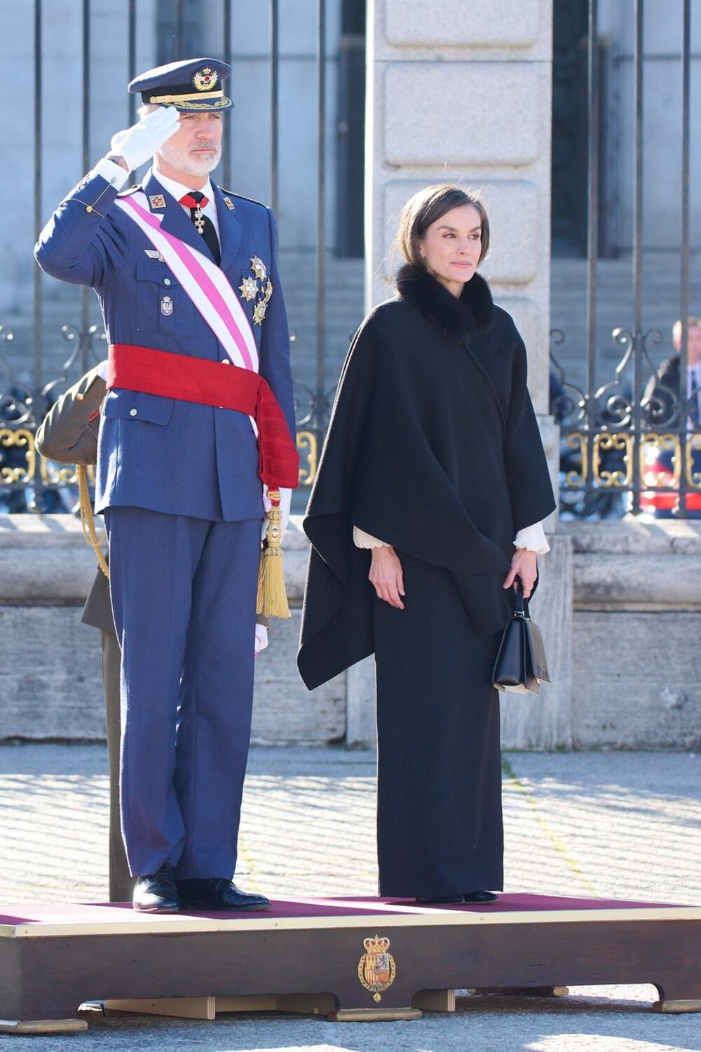 Omiljena pelerina španske kraljice Leticije je deo Carolina Herrera kolekcije za 2015. i 2016. godinu, iz sezone FW15/16