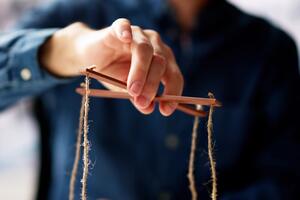 Ovo je najbolji način da "presečete" manipulatora: Iskusna psihološkinja kaže da samo to vraća moć u vaše ruke