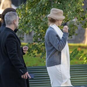 Nabila debelu zimsku kapu, obukla sve belo, nema šanse niko da je prepozna: Čuvena glumica bez trunke šminke u javnosti