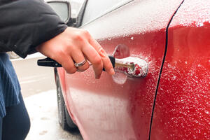 Kako da sprečite da vam se vrata i brava automobila zalede? Trikovi koji su pravi spas tokom ledenih jutara