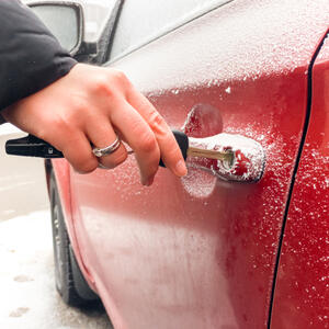 Kako da sprečite da vam se vrata i brava automobila zalede? Trikovi koji su pravi spas tokom ledenih jutara