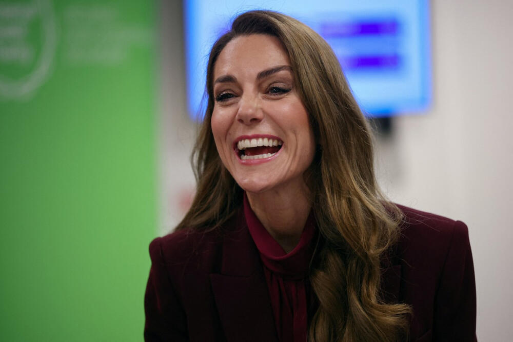 Kejt Midlton u burgundi odelu u bolnici Čering Kros