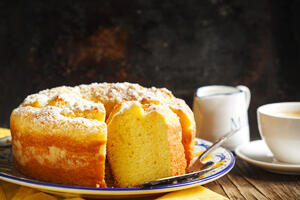 Slatkiš koji uspeva svim početnicima: Najjednostavniji recept za kolač od jogurta (MERA NA ČAŠE)