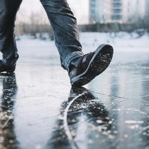 Sekund nepažnje može da dovede do preloma: Kako hodati bezbedno po ledu i zamrznutom snegu?