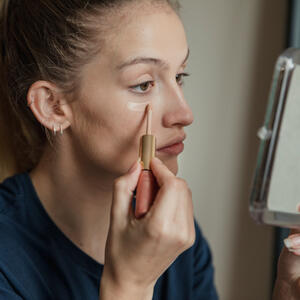 Najjednostavniji trik s korektorom potpuno menja izgled lica: Prekriva sve što želite ako ga stavite u pravom trenutku