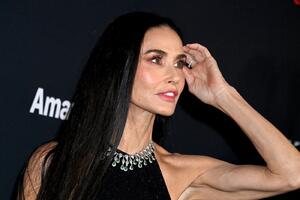 Kad pored Pamele, Hejli i Emili pričaju o tebi &ndash; sve radiš kako treba! Haljina Demi Mur zbog koje se mnogima ubrzao puls