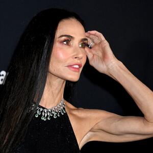 Kad pored Pamele, Hejli i Emili pričaju o tebi &ndash; sve radiš kako treba! Haljina Demi Mur zbog koje se mnogima ubrzao puls