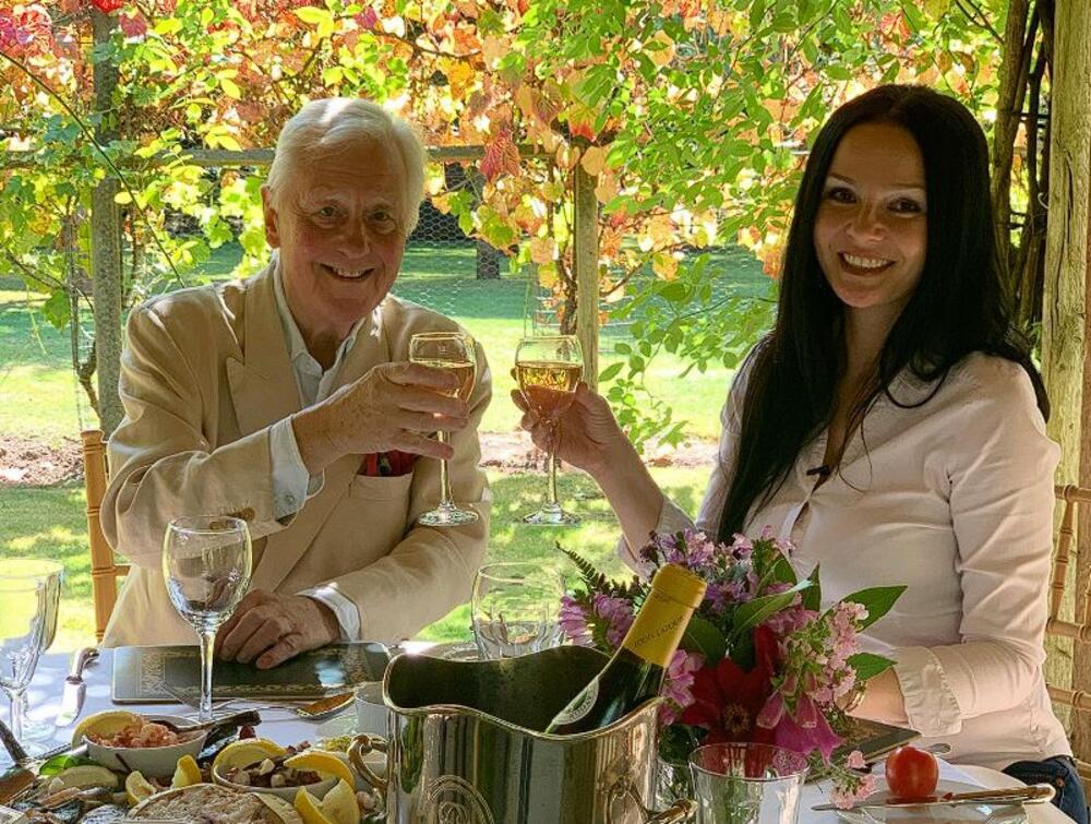 Ser Bendžamin Slejd očajnički traži ženu koja će mu roditi naslednika