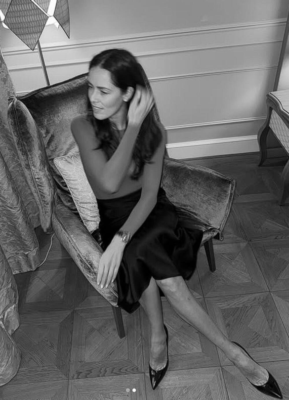 Satenska midi-suknja u kombinaciji sa uskom majicom dugih rukava