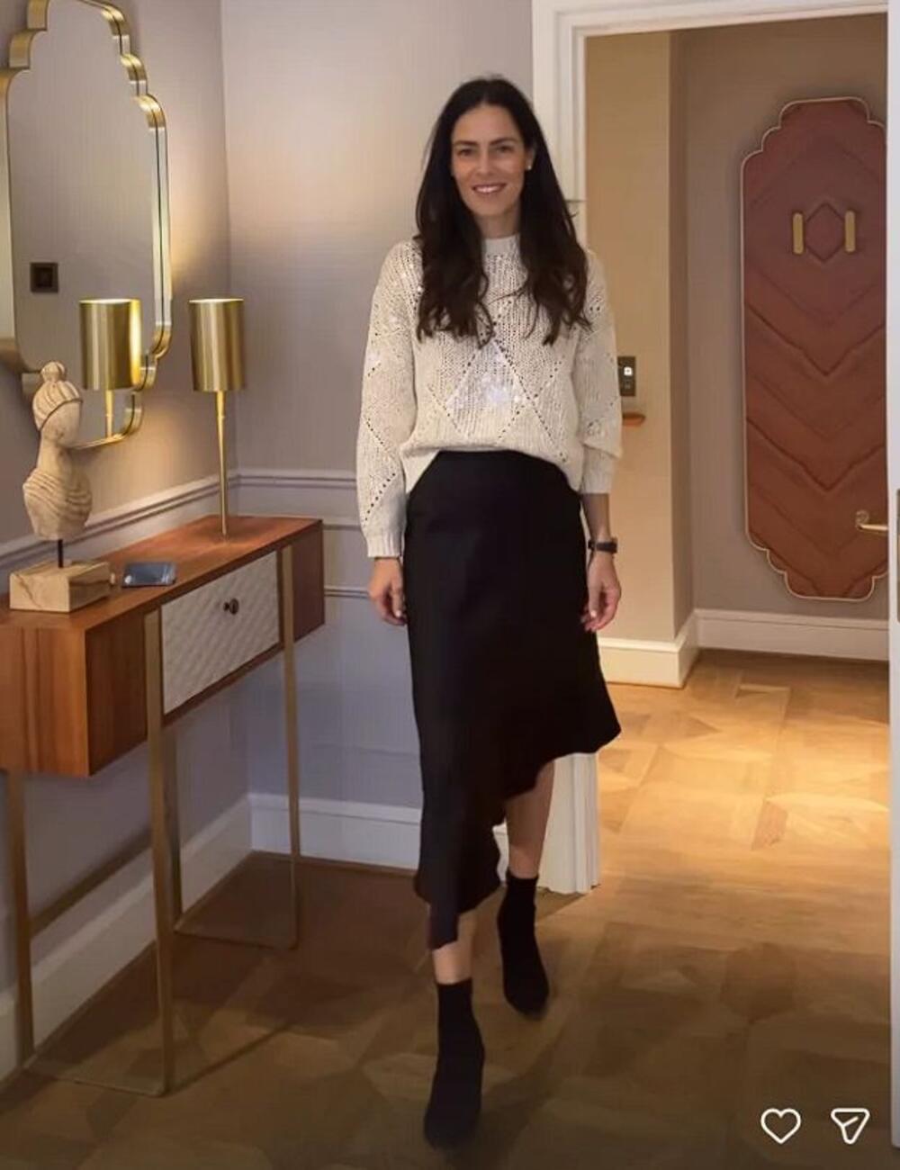 Ana Ivanović u satenskoj suknji i džemperu