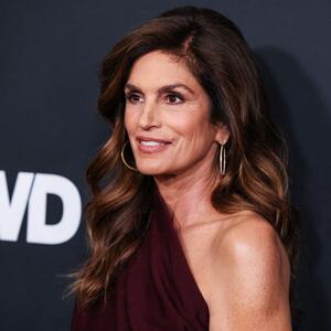 Sindi Kraford demonstrira najmoćniji način da nosimo burgundi: Boja koja zrači luksuzom ovako izgleda još skuplje