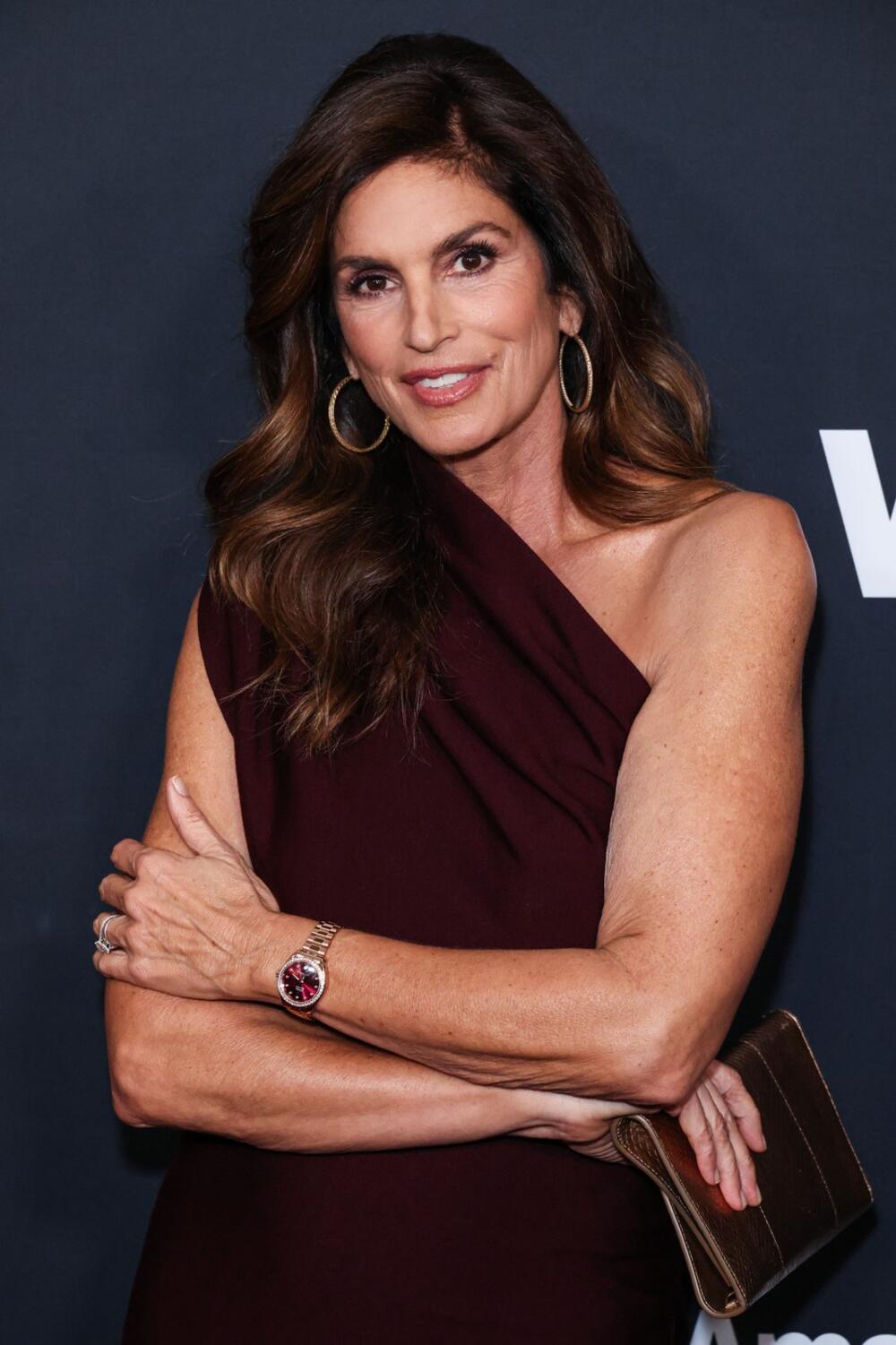 Sindi Kraford u burgundi Khaite haljini na dodeli nagrada časopisa WWD