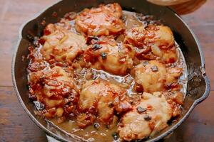 4 sastojka za sočan, ukusan i zasitan ručak: Mediteranska piletina koja se služi uz krompir, pirinač, domaći hleb...