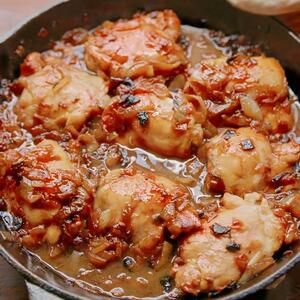 4 sastojka za sočan, ukusan i zasitan ručak: Mediteranska piletina koja se služi uz krompir, pirinač, domaći hleb...