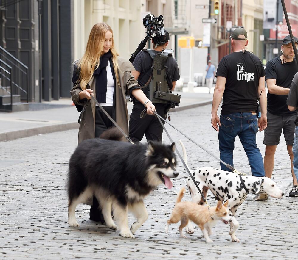 Dženifer Lorens na snimanju reklame za Dior 2023. godine